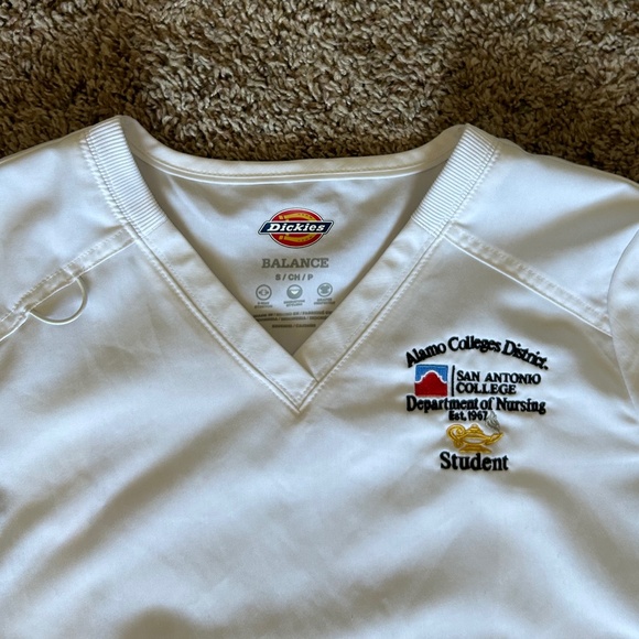 San Antonio College SAC Embroidered ADN Nursing Uniform Scrub Top Shirt - Picture 2 of 4